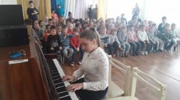 Дети – детям: в Константиновке воспитанники школы искусств играют для детей и студентов