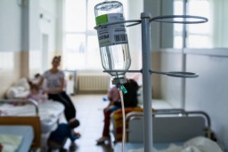 В инфекционной больнице Константиновки не хватает медикаментов. Помогают все, кроме депутата