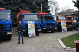 Константиновке сегодня подарили новый мусоровоз