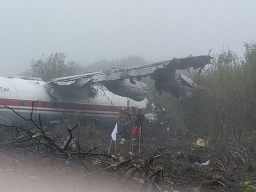 ЧП во Львове: самолет Ан-12 с пассажирами не долетел до аэропорта (ФОТО)