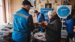 
Переселенцы из Бахмута в Константиновке получили помощь от волонтеров
