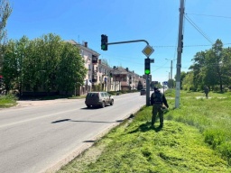 
Коммунальщики Константиновки косят траву вдоль городских дорог
