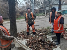 В Константиновке коммунальщики дружно листья убирают