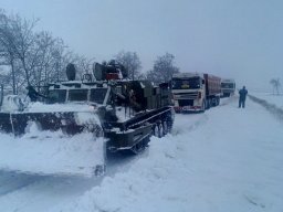 Стало известно, на каких трассах Украины из-за снегопада ограничено движение