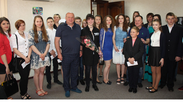 Молодые таланты Константиновки получили от мэра 8,5 тысяч