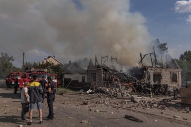​Авиаудар по жилому сектору г. Константиновке: спасатели ликвидировали пожары и помогли пострадавшим
