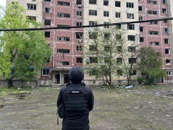Россия сбросила авиабомбу на многоэтажку в Константиновке: 12 раненых, один человек под завалами