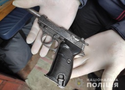 ​У жителя Константиновки полицейские изъяли наркотики и пистолет