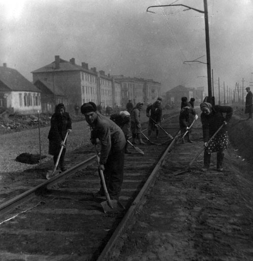 Работы на трамвайной линии по ул. Красной (напротив стекольного завода). Начало 50-х