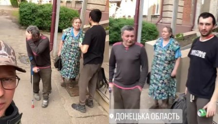 Троє мешканців пішки вийшли з Костянтинівки під обстрілами: волонтери шукали людей понад добу