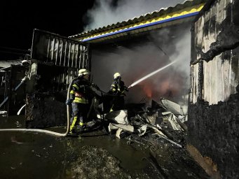 В Константиновке произошел пожар на автомойке, гаражном и складском помещениях