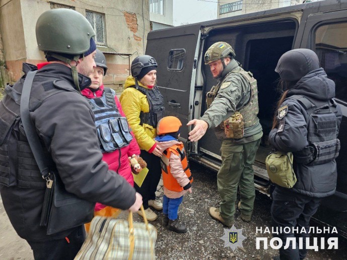 «Нестерпно жити в цих умовах».  Поліцейські евакуювали родину із двома доньками з Костянтинівки