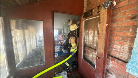 В Константиновке спасатели потушили пожар в частном доме