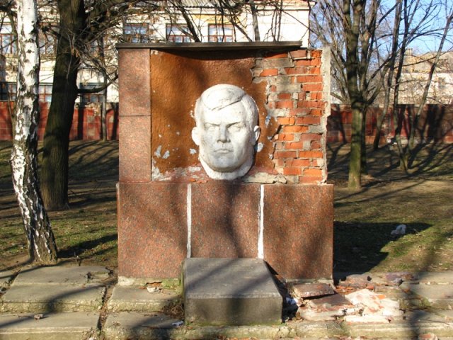 Памятник на могиле Емельянова И. М.