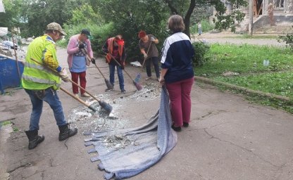 Коммунальщики Константиновки дружно ликвидируют последствия вчерашнего обстрела