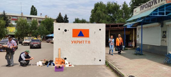 В Константиновке установили ещё одно мобильное укрытие на остановке общественного транспорта