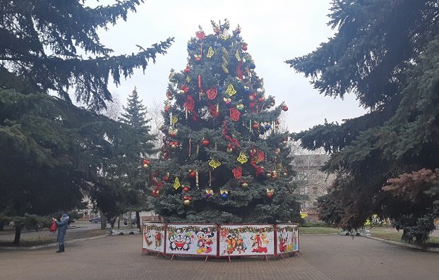 Жители Константиновки очень довольны, что на площади у ДК нарядили ель