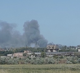 В Константиновке спасатели ликвидируют пожар на полигоне твердых бытовых отходов