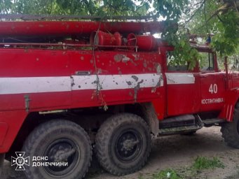 Враг атаковал Константиновку дронами: повреждена пожарная техника и жилой дом