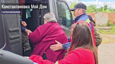 Евакуація з Костянтинівської громади: поліція вивозить людей з-під обстрілів